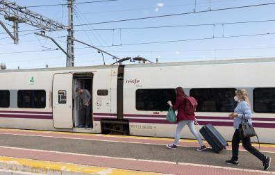 Dos pasajeras se dirigen hacia uno de los vagones de un tren en la estación de Castejón