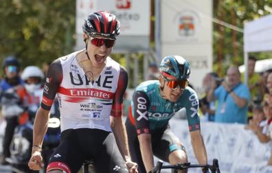 Juan Ayuso celebra la victoria en el Gran Premio de Getxo al cruzar la línea de meta