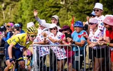 Annemiek van Vleuten, en la última ascensión en la etapa final del Tour 2022