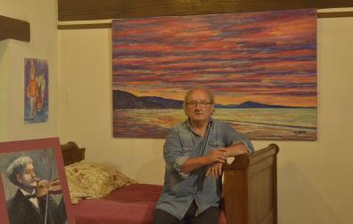 Juan Carlos Pikabea con algunos de los paisajes y figuras que componen su nueva exposición en la casa estudio de Lesaka.