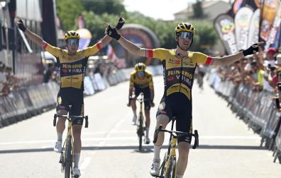 Timo Roosen entre primero en la línea de meta de Villadiego, por delante de otros dos compañeros de equipo