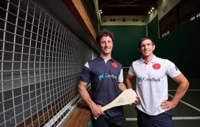 Los pelotaris del Club Tenis Pamplona Miki Lascoiti y Carlos Beunza lucen en el trinquete las camisetas del 50º Torneo del Jamón