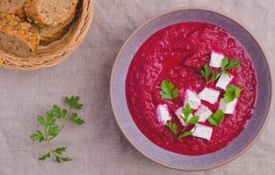 Esta receta de gazpacho de remolacha de Dani García es muy original, sana, fresca y muy fácil.