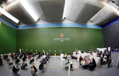 Polideportivo de la UPNA, en marzo del pasado año, con motivo de las vacunaciones. Contrataciones y sustituciones por covid elevaron el gasto en 40 millones