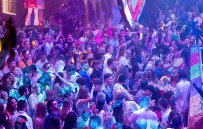 Personas bailando en una discoteca