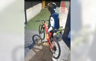 Imagen del presunto autor captada por las cámaras de seguridad