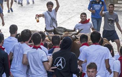 Imagen de la barricada ubicada en la plaza Santiago en el encierro. Los hechos han ocurrido en la calle Mayor