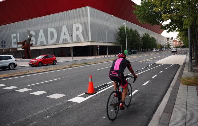 Un ciclista circula junto al Sadar por el carril bici, que se abrirá oficialmente para el partido del viernes de Osasuna