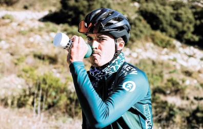 El navarro Urko Berrade se refresca después de una sensión de entrenamiento. El de Cordovilla debutará el 19 de agosto en la Vuelta