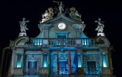 La nueva iluminación de la fachada de la Casa Consistorial es más uniforme, con proyectores en todas sus plantas, aprovechando principalmente las columnas, los balcones y las balaustradas