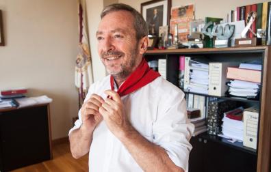 Jesús Arrizubieta se anuda al cuello el pañuelo para las que van a ser sus segundas fiestas en la alcaldía de Tafalla