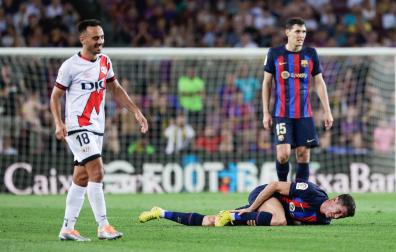 Robert Lewendowski se duele en el suelo ante el rayista Álvaro García