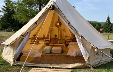 Una tienda de campaña ‘glamping’ en las instalaciones del Camping Urbasa.