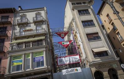 Parcela apuntalada en la que se levantará el nuevo edificio