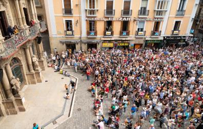 Público asistente a uno de los conciertos celebrados en el balcón del Ayuntamiento de Pamplona, en 2019