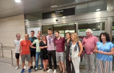 Sus padres y hermano han esperado al atleta navarro a su llegada tras obtener la medalla de oro en el Campeonato de Europa de Atletismo.
