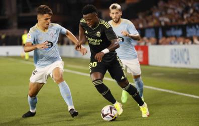 El delantero del Real Madrid Vinicius Junior (d) juega un balón ante Carlos Domínguez, defensa del Celta