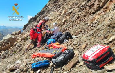 Especialistas de la Guardia Civil durante un rescate a otra montañera en los Pirineos (Huesca)