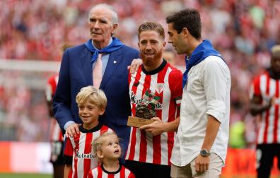 Iker Munian recibe un simbólico trofeo para conmemorar los 500 partidos con el Athletic de manos de Markel Susaeta y junto a José Ángel Iribar y sus hijos