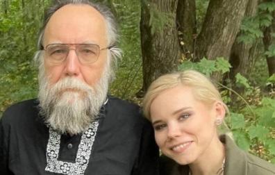 Alexánder Duguin, junto a su hija, ahora fallecida, Daria Dúguina.