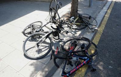 Estado en el que quedaron algunas de las bicicletas tras el atropello al grupo de ciclistas