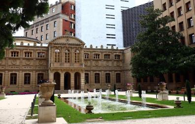 Jardines del Palacio de Navarra, en la avenida de San Ignacio de Pamplona, y al fondo, el edificio de Hacienda