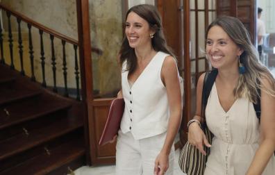 A la izquierda, la ministra de Igualdad, Irene Montero, este jueves