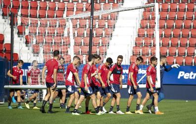 Los jugadores rojillos transportan una portería durante la sesión de entrenamiento a puerta cerrada este jueves en El Sadar