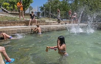 El manantial de agua salada de Estella es un espacio concurrido durante el verano