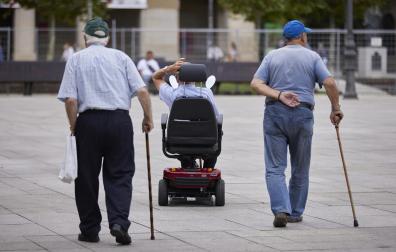 Varias personas mayores paseando, ayer, por la Plaza del Castillo de Pamplona