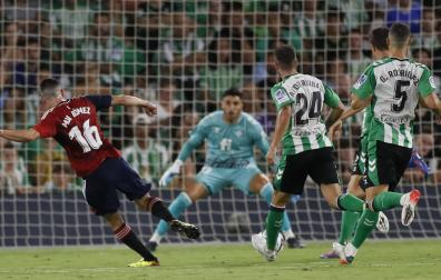 Disparo de Moi Gómez que repele el palo