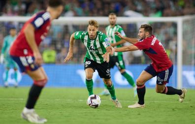 Jon Moncayola trata de frenar el arranque de Sergio Canales en el partido del viernes