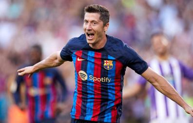 Robert Lewandowski celebra uno de sus dos goles contra el Valladolid