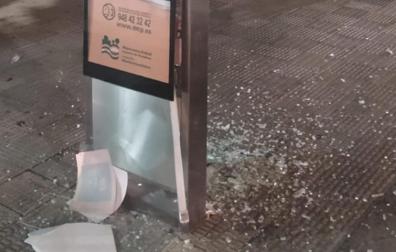 Daños ocasionados en un poste informativo del Transporte Urbano Comarcal