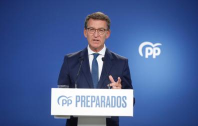 El presidente del PP, Alberto Núñez Feijóo, durante la rueda de prensa ofrecida este lunes en la sede del partido