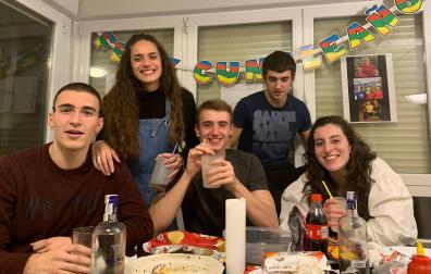 Laura Tella, segunda empezando por la izquierda, celebra un cumpleaños en su antiguo piso de Iturrama junto a otros universitarios