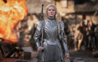 La actriz Morfydd Clark, en el papel de Galadriel, en la serie de televisión 'Los Anillos de Poder', saga de televisión de Amazon inspirada en 'El Señor de los Anillos'