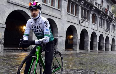 Mikel Nieve, en la plaza de Leitza, antes de empezar un entrenamiento el pasado abril
