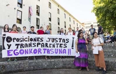 Los docentes, durante su concentración frente al departamento de Educación