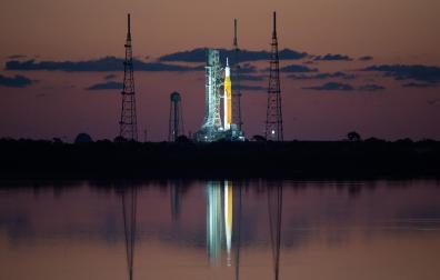El Sistema de Lanzamiento Espacial (SLS) de la NASA con la nave espacial Orión a bordo