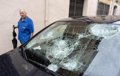 La luna de un coche, dañada como consecuencia de la tormenta de granizo registrada este martes en La Bisbal de L'Empordà, Girona