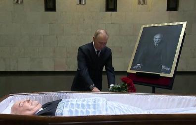 Vladimir Putin deposita un ramo de flores junto al féretro de Mijail Gorbachov