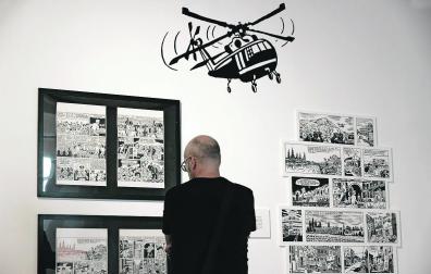 Un visitante ayer de la exposición Secuestro en las Bardenas, de Ernesto y Javier Murillo.