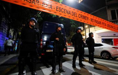 Policías fuera de la residencia de Cristina Fernandez de Kirchner