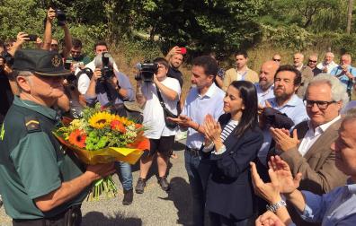Arrimadas, Bal y Pérez Nievas, entre otros dirigentes políticos aplauden a los agentes de la Guardia Civil, este viernes en Alsasua