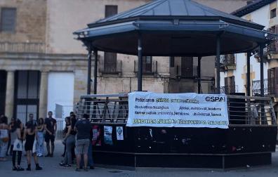 Jóvenes en la plaza de Alsasua antes del inicio del Ospa Eguna 2022