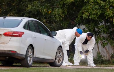 Un policía forense inventiga en el lugar de los hechos