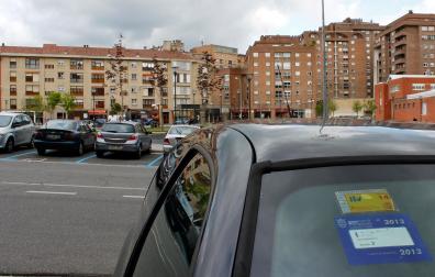Tarjeta de residente, en un vehículo aparcado en Pamplona