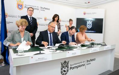 El alcalde Maya y los rectores de la UPNA, la UN y el centro asociado de UNED en Pamplona, durante la firma del convenio para colaborar en la puesta en marcha de proyectos de Aprendizaje - Servicio