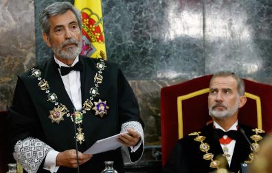 El presidente del Tribunal Supremo, Carlos Lesmes (i), ante el rey Felipe, interviene en el acto de apertura del Año Judicial 2022/2023 este miércoles en la sede de este Tribunal en Madrid